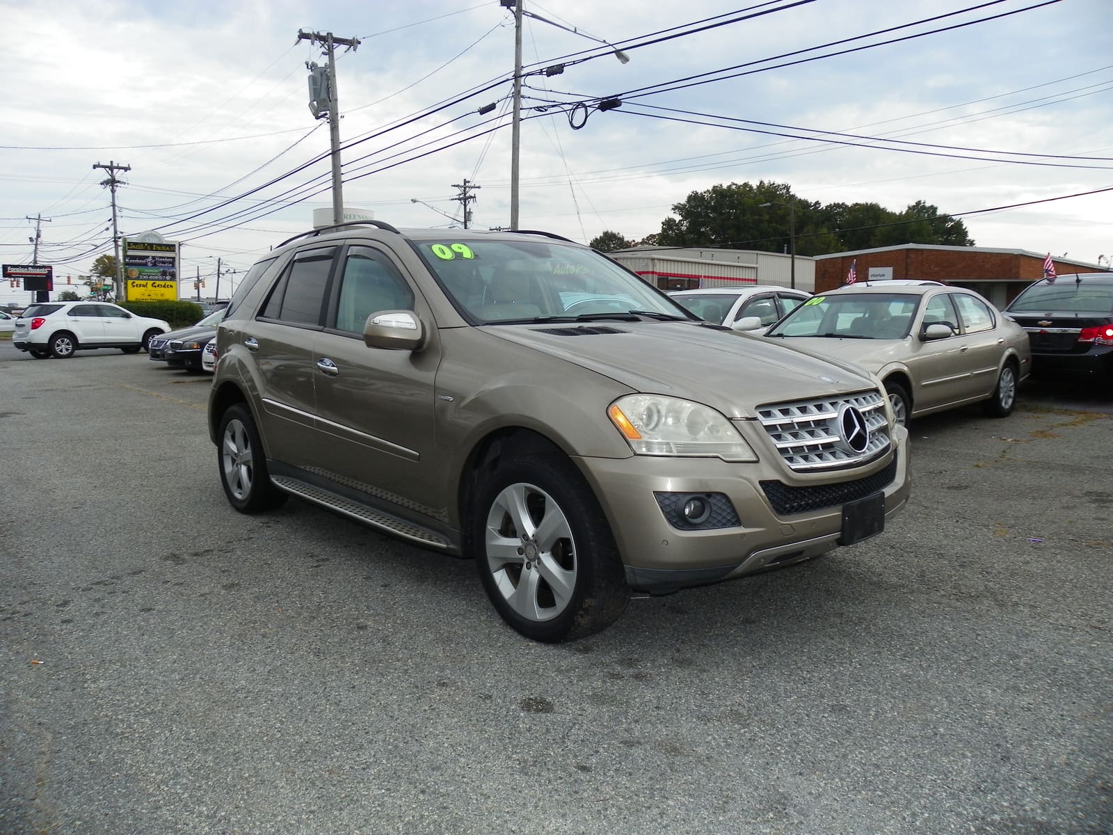 Gold 2009 Mercedes-Benz ML 320 — side profile on the Guilford Motors lot