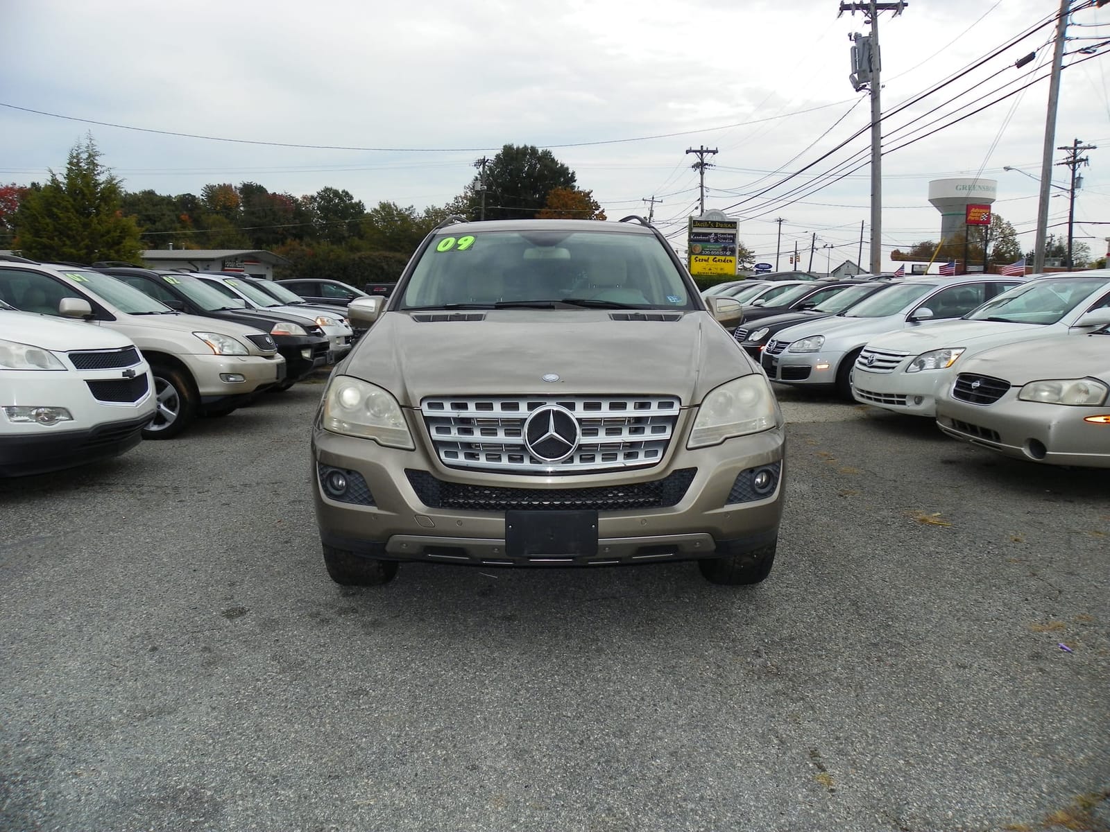 Gold 2009 Mercedes-Benz ML 320 — head-on front view on the lot